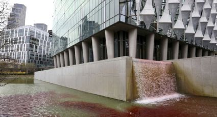 Arrestan a seis activistas de Greenpeace en Londres por verter tinta roja en estanque frente a la embajada de EU