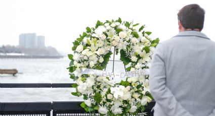 Familiares de las víctimas del helicóptero que se estrelló en el río Hudson rinden homenaje desde el lugar