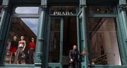 Se unen dos gigantes de la moda italiana: Prada compra Versace por más de mil millones de dólares