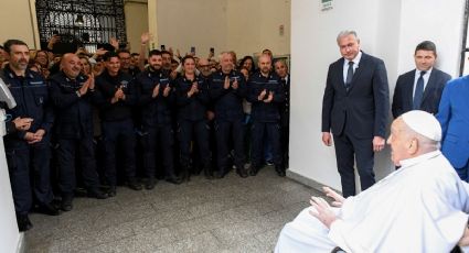Papa Francisco hace tradicional visita a una cárcel en Jueves Santo pese a ausentarse a la misa en la basílica de San Pedro