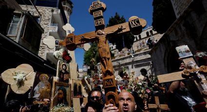 Peregrinos visitan la Ciudad Vieja de Jerusalén para celebrar Viernes Santo pese a los bombardeos israelíes a Gaza