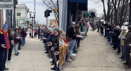 Forman cadena humana para trasladar más de 9 mil libros de una tienda a nuevo local en Michigan