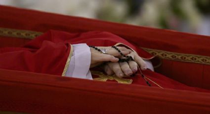 Vaticano difunde las primeras imágenes del papa Francisco en su féretro previo a su traslado a la Basílica de San Pedro