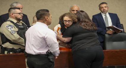 Mujer abraza al hombre que mató a su hermano y a 22 más en ataque racista en un Walmart de Texas