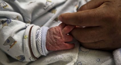 Suspenden a director y administrador de hospital de Macuspana por utilizar botella de plástico como casco para recién nacido