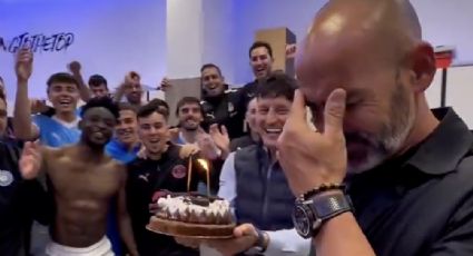 Paco Jémez, extécnico de Cruz Azul, rompe en llanto al recibir emotiva felicitación de cumpleaños de sus jugadores en el vestidor del Ibiza