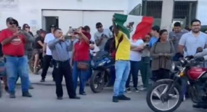 Con música y huevazos, vecinos de Mazatlán protestan en casa de sujeto que corrió a trabajador mientras comía