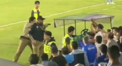 ¡Violencia fuera de control! Guardia de seguridad apunta con pistola a aficionados y provoca una batalla campal tras el Celaya-Tampico de la Liga de Expansión