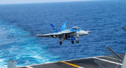 Se pierde aeronave militar de EU en el mar Rojo; cayó cuando intentaban remolcarlo en el hangar