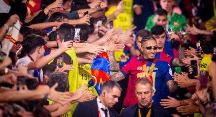 ¡Ni Judas se atrevió a tanto! Aficionado del Real Madrid se ‘desvive’ por darle la mano a jugadores del Barcelona tras ganar la Copa del Rey