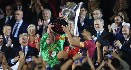 Joan Laporta, presidente del Barcelona, le juega una broma al portero Szczesny, quien ha confesado su gusto por el cigarro