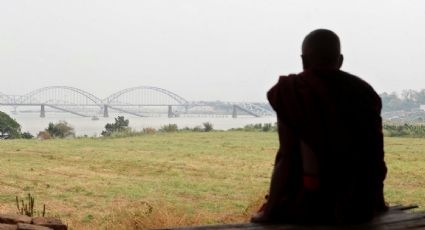 Intensifican búsqueda de desaparecidos entre los escombros de la torre de 30 pisos derrumbada tras el sismo en Bangkok