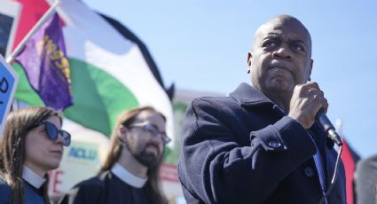 Arrestan a alcalde de Newark por "invasión de propiedad" tras protestar en un centro de migrantes; él niega las acusaciones