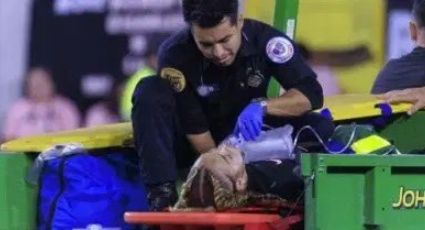 ¡Drama y pánico! Futbolista colapsa en pleno partido de la liga femenil de Estados Unidos y recibe reanimación cardiopulmonar en la cancha