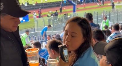¡El alcoholímetro llega al futbol! Realizan pruebas a aficionados en el Estadio Olímpico Universitario durante el Cruz Azul-León