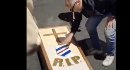 Sampdoria, club histórico de Italia, desciende a tercera división; aficionados del Genoa, su acérrimo rival, festejan y le organizan un ‘funeral’