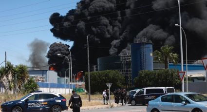 Emiten alerta sanitaria en Sevilla tras explosión de planta química; piden a miles de residentes usar cubrebocas