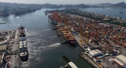 Despiden a trabajadores de la aduana de Manzanillo tras denunciar acoso laboral; compañeros protestan en solidaridad