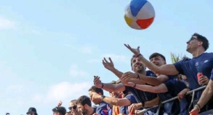 El Barcelona campeón desfila ante miles de aficionados y los futbolistas se burlan de Vinícius al jugar con un ‘balón de playa’