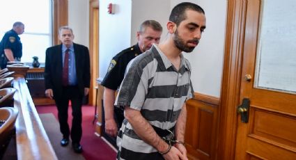 Condena a 25 años de prisión al hombre que atacó al novelista Salman Rushdie