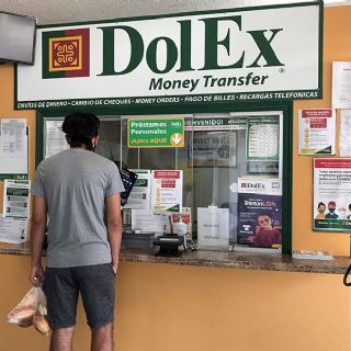 Disminuyó en enero el envío de remesas de EU a México a través de tiendas físicas por impuesto