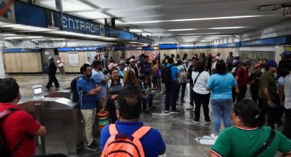 Maestros de la CNTE se manifiestan en estaciones del Metro; liberan el acceso a los usuarios