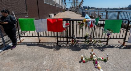 Colocan altar con flores, banderas y mensajes de apoyo frente al buque Cuauhtémoc en Nueva York