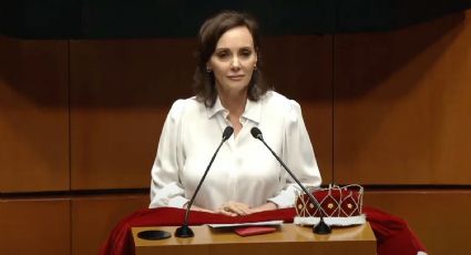 “Aquí le traigo su capita, su coronita y su cetrito": Lilly Téllez regala traje de rey a Noroña