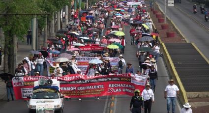 Maestros de la CNTE se manifiestan en inmediaciones del AICM; bloquean la Terminal 2 y policías despliegan operativo