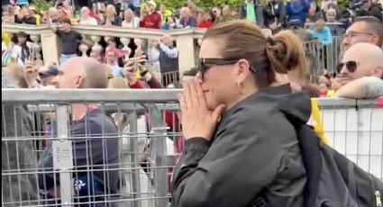La mamá de Isaac del Toro se emociona hasta el llanto al observar al ciclista mexicano subir al podio del Giro de Italia