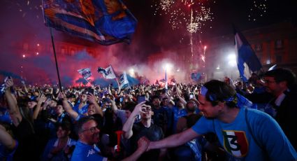 ¡Explosivo festejo! La afición del Napoli toma las calles y arma una impactante celebración con pirotecnia, banderas y mucha pasión