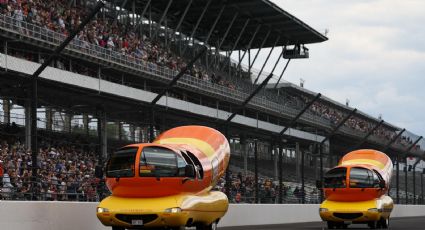 Insólita carrera de ‘coches-salchicha' prepara la pista para la edición 109 de las 500 Millas de Indianápolis