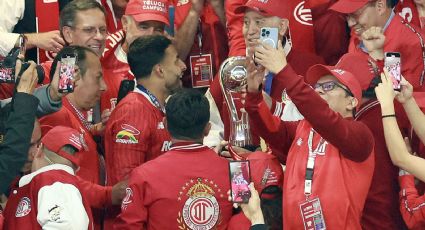 Alexis Vega corona con el título su gran momento y sube a la tribuna a entregarle el trofeo a Valentín Diez