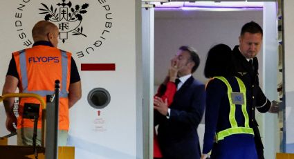 Macron recibe manotazo de su esposa en la cara al llegar a Vietnam; "estábamos bromeando", justifica