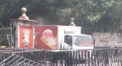 Indígenas derriban portón de la residencia oficial del gobierno de Michoacán para exigir una reunión con Ramírez Bedolla