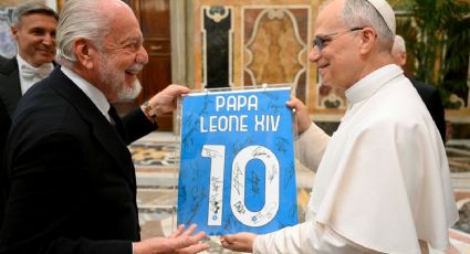 El papa León XIV recibe en el Vaticano al campeón Napoli, que le entrega una playera firmada con el número 10: "Lo importante es ganar como un equipo"