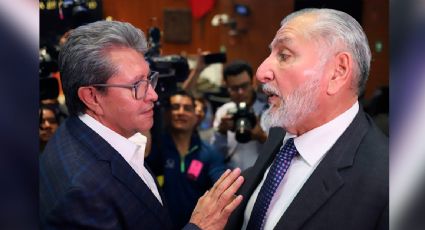 Ricardo Monreal y Adán Augusto López se encuentran entre abrazos tras acusaciones mutuas