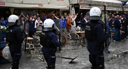¡Hasta con la silla! Aficionados de Chelsea y Betis tienen violento enfrentamiento antes de la Final de la Conference League en Polonia