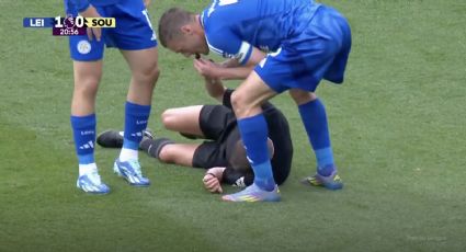 Jamie Vardy, delantero del Leicester, 'detiene' el partido al soplar el silbato en la mano del árbitro que estaba derribado