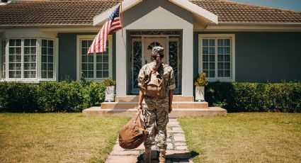 Suspenden a la comandante de una base militar de EU por investigación sobre retrato de Trump volteado hacia una pared