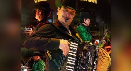 Los Alegres del Barranco interpretan "narcocorridos" en Jalisco gracias al público: proyectan la letra en pantallas