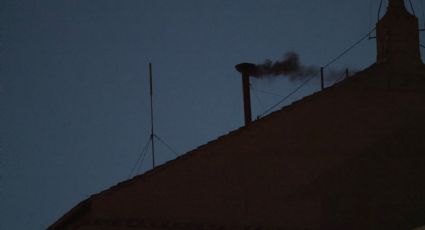 “Non habemus papam”: lanzan la primera fumata de humo negro tras votación en la Capilla Sixtina 
