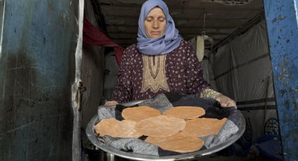 "El hambre que vivimos no se puede describir": habitantes de Gaza fabrican harina con lentejas en su lucha contra la crisis alimentaria