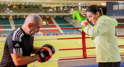 Entrenador de la boxeadora Imane Khelif, campeona olímpica, la aisló en París para eludir polémica por su género: “Es líder y símbolo para las mujeres del mundo”