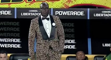 ¡El DT Segundo Castillo vuelve a causar sensación! Viste un traje con estampado de leopardo en la Copa Libertadores ante River Plate