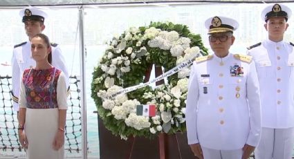 Sheinbaum lanza corona de flores al mar en homenaje a las víctimas del buque Escuela Cuauhtémoc