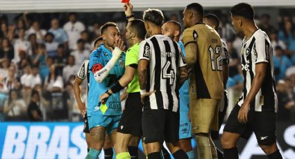 Neymar es expulsado por meter un gol con la mano al reaparecer con Santos en partido oficial tras un mes de ausencia