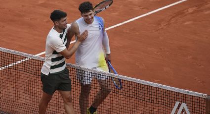 ¡Un caballero en Roland Garros! Carlos Alcaraz concede un punto a Ben Shelton tras lograrlo con su raqueta 'en el aire': "Es una pena, fue el 'Hot-Shot' del día"