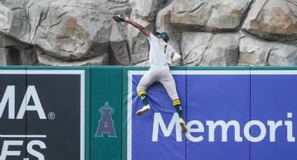 ¡'Vuela' y se roba el jonrón! Denzel Clarke, jardinero de los Atléticos, realiza espectacular atrapada al saltar sobre la barda para un out magistral