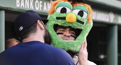 El mexicano Marcelo Mayer conecta sus dos primeros jonrones en casa de los Medias Rojas y celebra con la máscara del ‘Monstruo Verde’